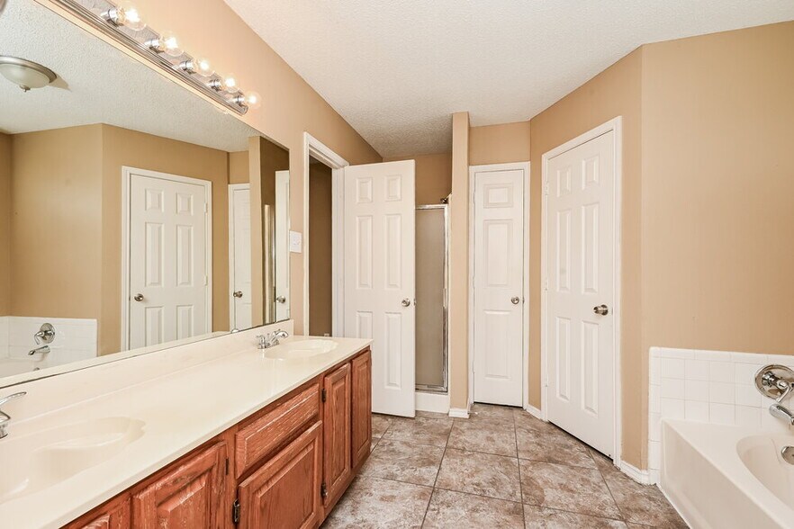 Building Photo - 829 Minuteman Dr