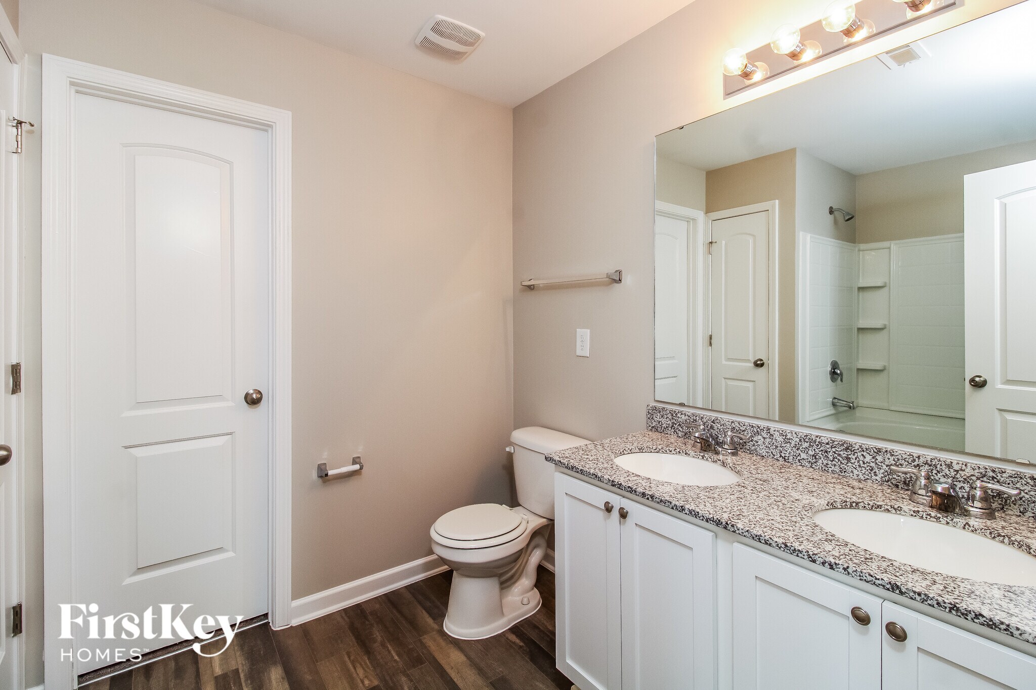 Building Photo - 206 Glenoaks Dr