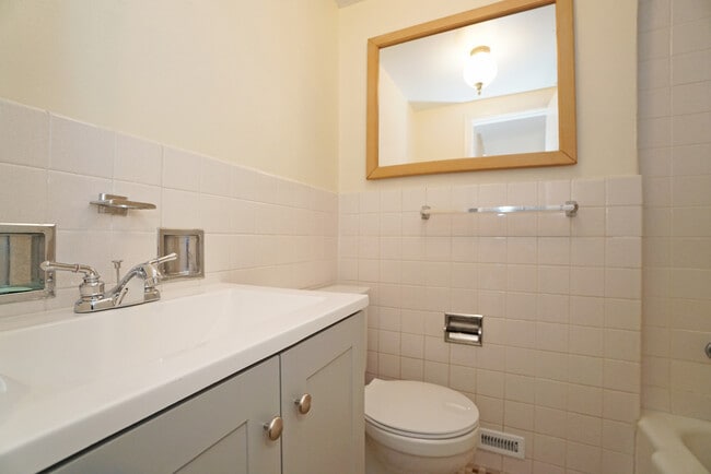 Building Photo - 580 Ivy Ct