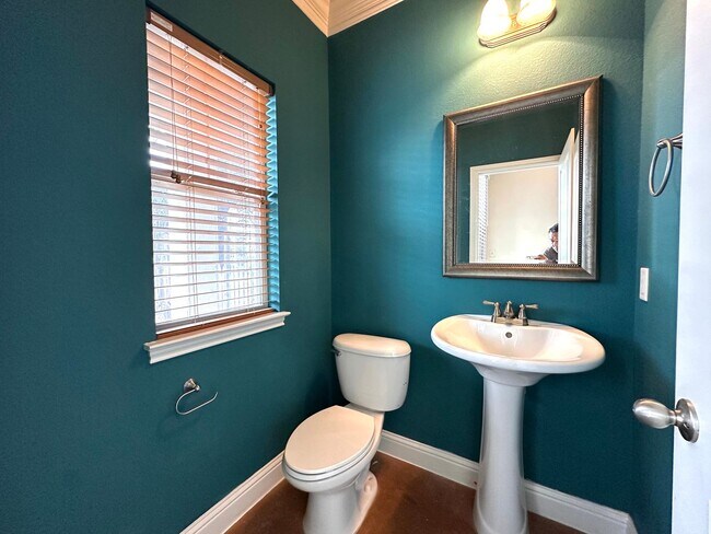 Building Photo - Two Story 3 Bedrooms 2.5 Bathrooms Home for Rent in Prime East of Austin Location, nearby Muller ...