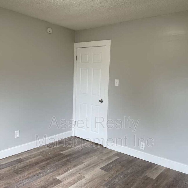 Building Photo - 3821 Hampton Ave