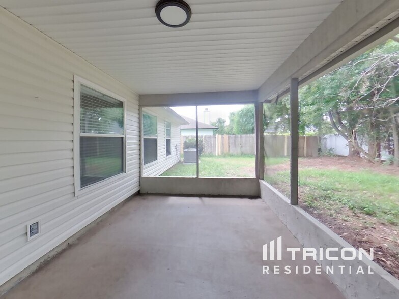 Building Photo - 2492 Bentwater Dr W
