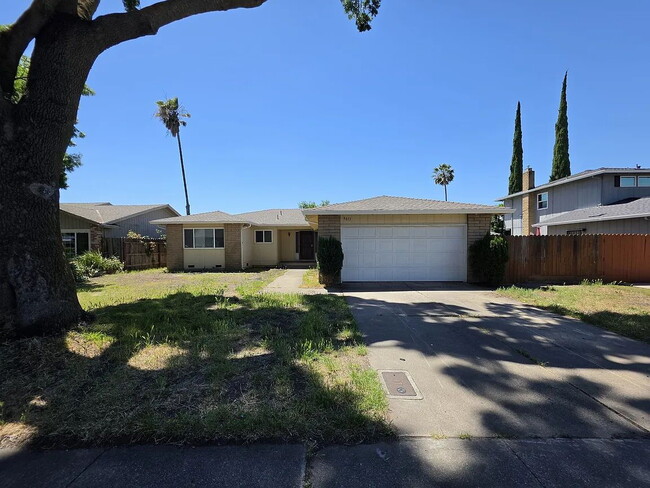 Building Photo - This charming newly renovated home has 3 bedrooms and 2 full bathroom.