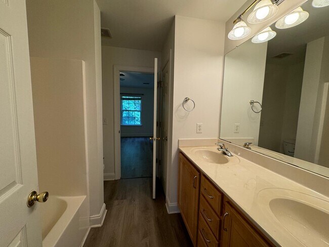 Second floor bathroom - 2488 Ryerson Ct