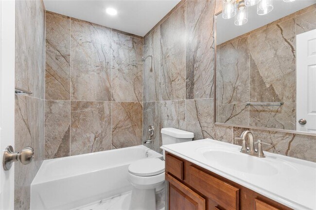 Building Photo - 3011 Grand Lakeview Dr
