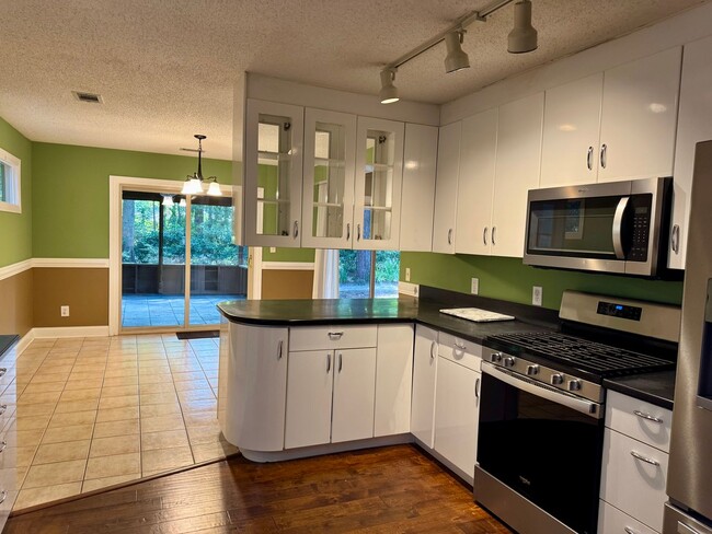 Building Photo - Classic Three Bedroom Home in Hilton Head ...
