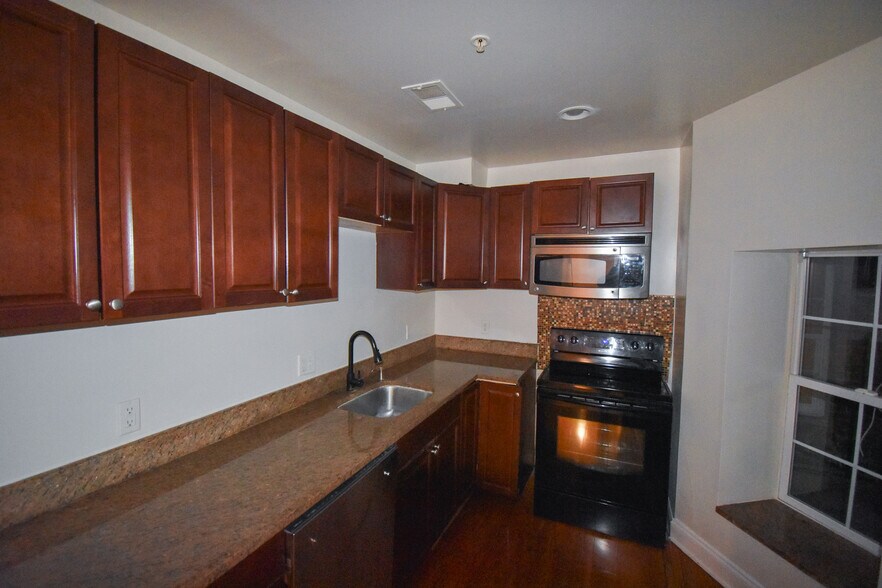 Building Photo - 13 S St NE