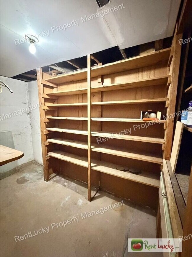 Building Photo - 2130 Montvale Pl W