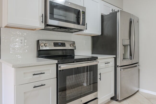 Building Photo - 5004 Laguna Bay Cir