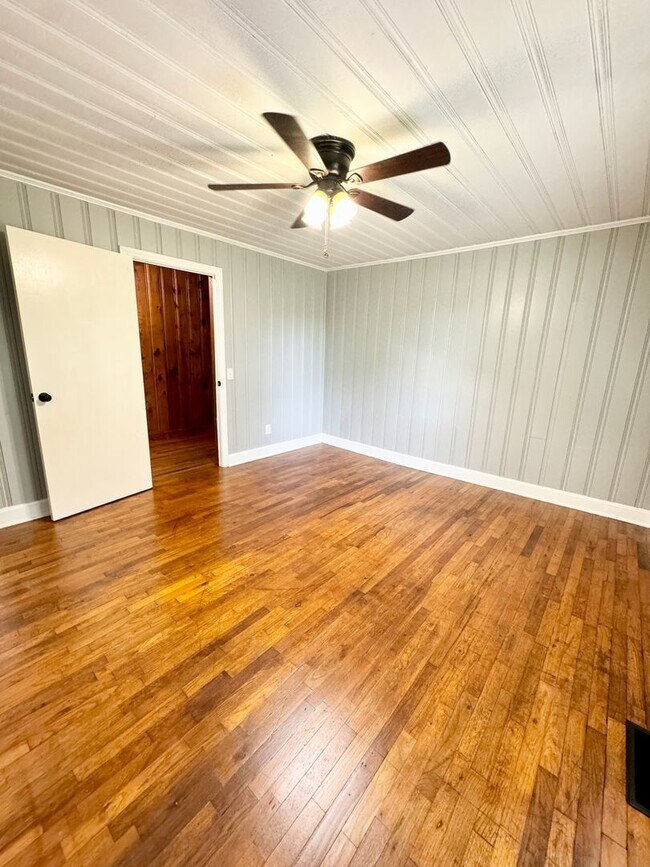 Building Photo - Move in ready! Fully Renovated with attent...