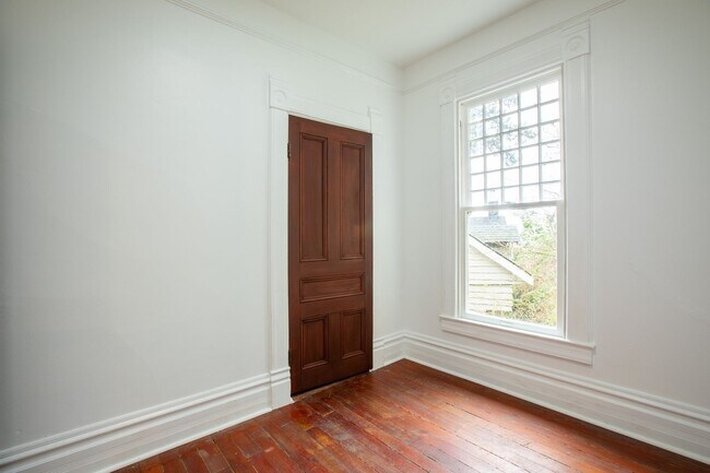 Building Photo - 1940-1946-1946 SW Market St Dr