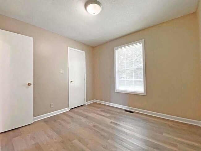 Building Photo - 581 Oakmont Dr