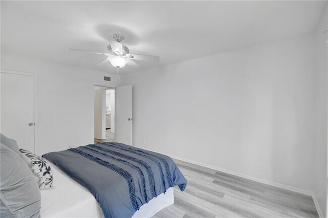 Building Photo - 5320 Balcones Dr