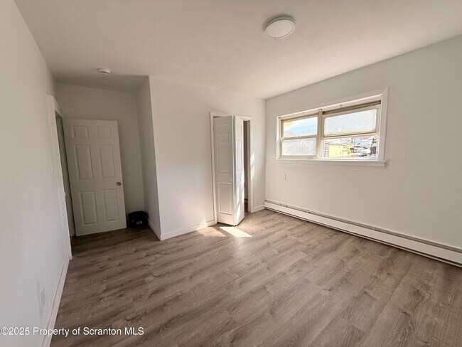 Building Photo - 330R Cherry St