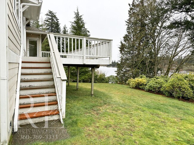 Building Photo - Fantastic Private Lakefront Rambler