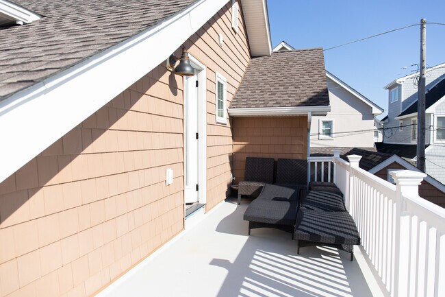 Building Photo - 107 S Richards Ave