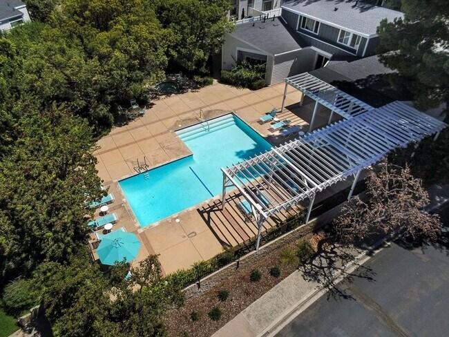 Building Photo - 18200 Andrea Cir S