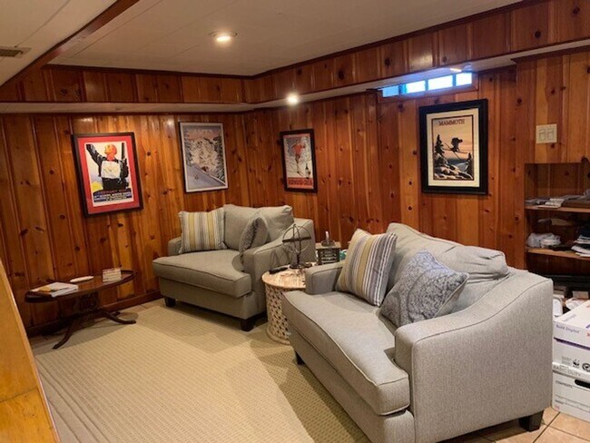 Building Photo - Beautiful 2 Bedroom 1 Bathroom End Unit, B...