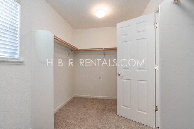Building Photo - 803 Twin Oaks Dr