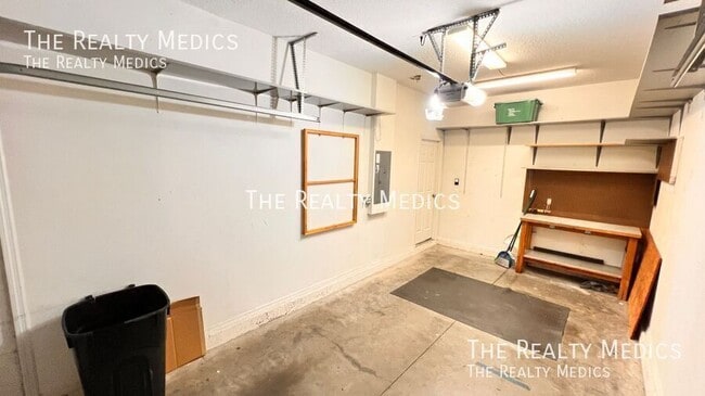 Building Photo - 612 Old Pine Ct