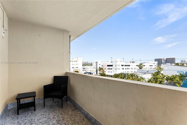 Building Photo - 9440 W Bay Harbor Dr