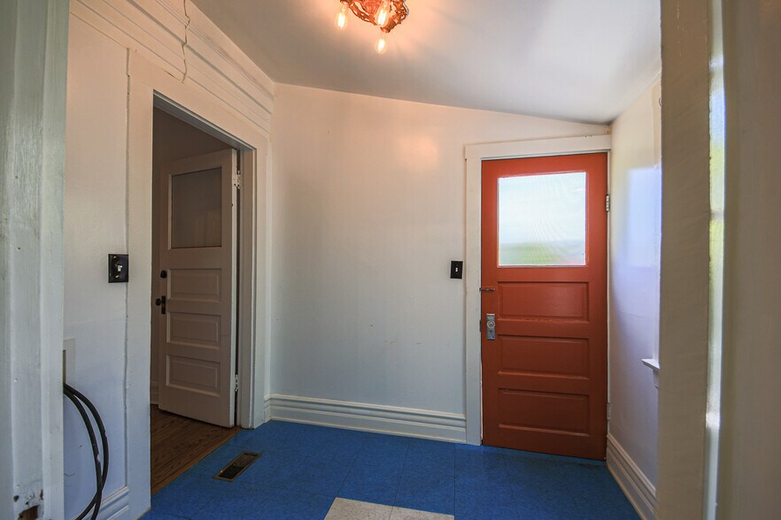 Building Photo - 136 N Ave 57