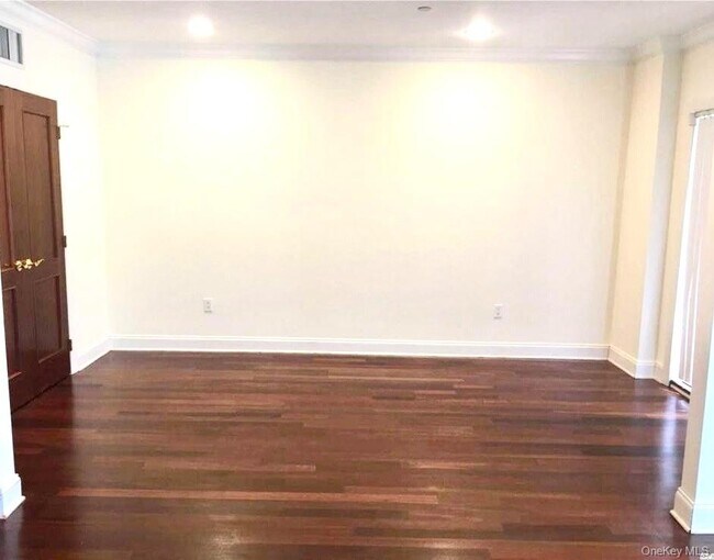 Building Photo - 171 Great Neck Rd