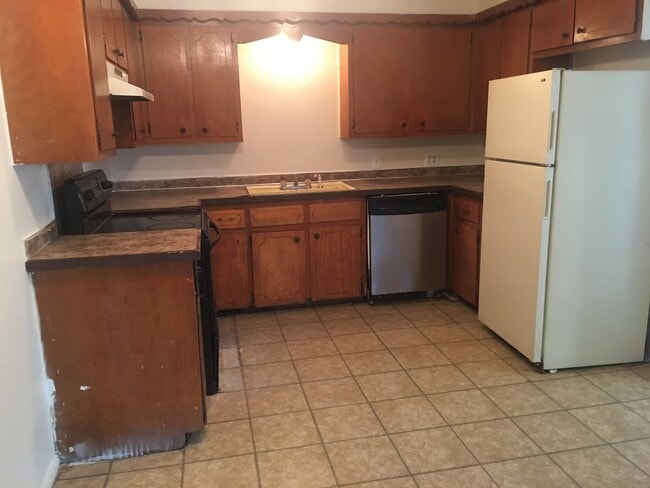 Building Photo - 3 Bedroom 2 Bath Duplex
