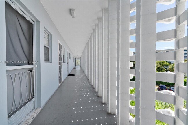 Building Photo - 875 NE 195th St