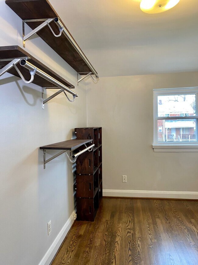 Building Photo - Charming 3 Bedroom/1 Bathroom Townhome in ...