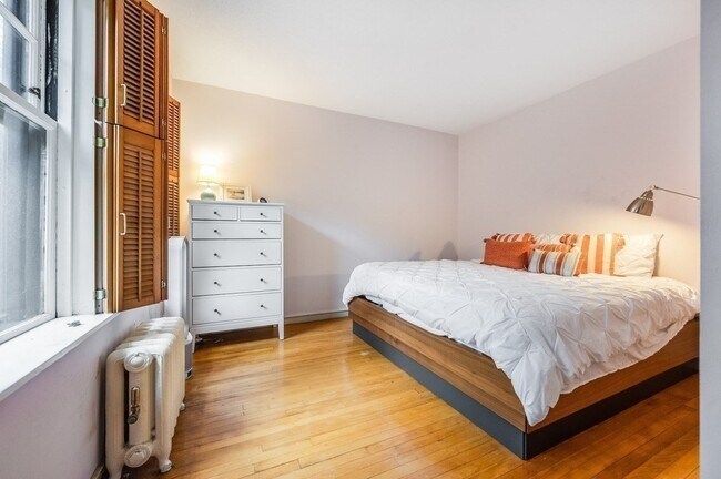 Building Photo - 993 Memorial Dr