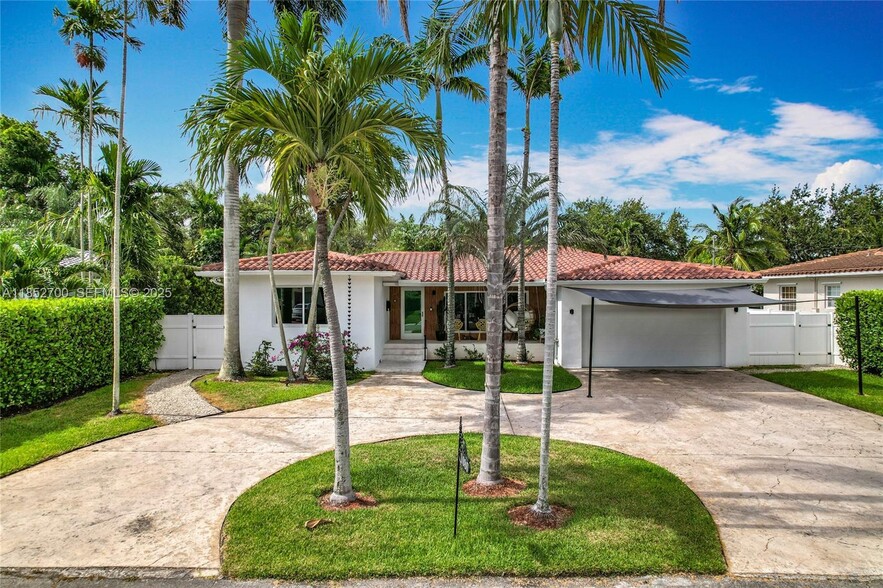 Building Photo - 10825 Peachtree Dr