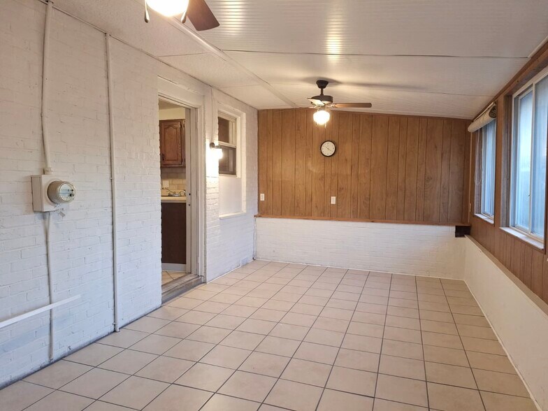 Building Photo - 991 Loucks Pl