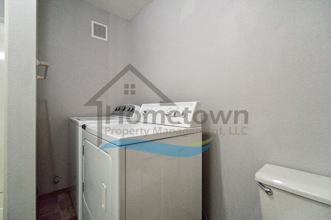 Building Photo - 4 Bedroom 2 Bathroom Home with Attached 2 ...
