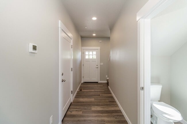 Building Photo - Move In Ready 3 Bedroom 2.5 Bathroom with Central Air Conditioning - Convenient Camas Location