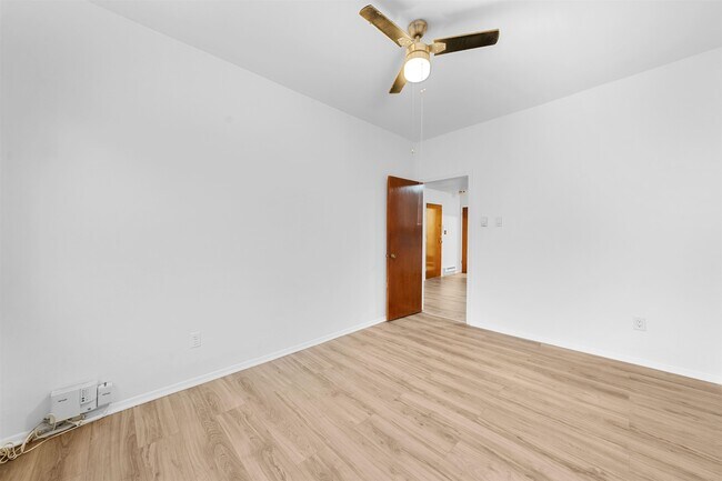 Building Photo - 40 W 52nd St
