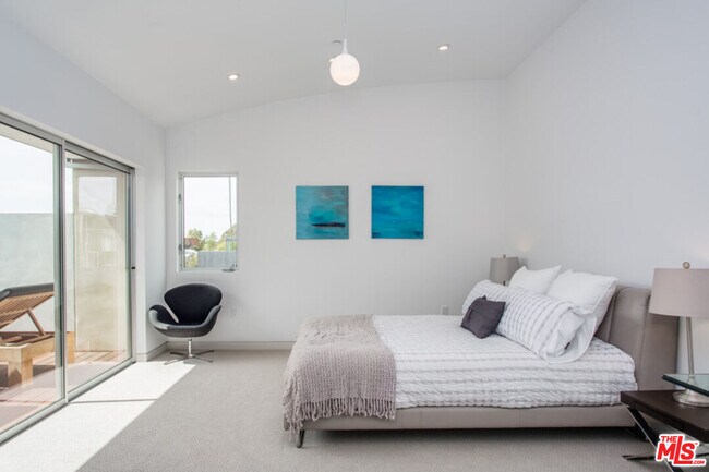 Building Photo - 1217 Cabrillo Ave