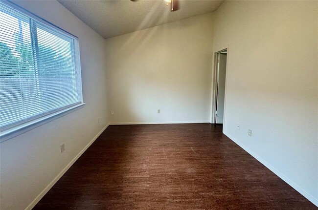 Building Photo - 1510 S Medina St