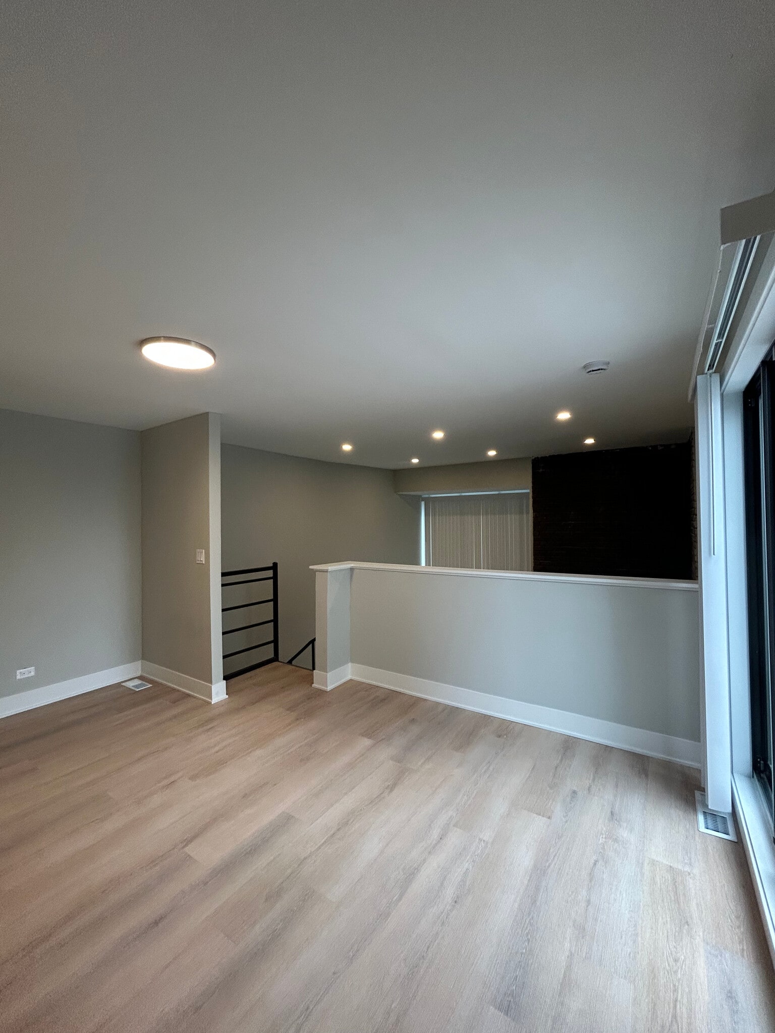 Building Photo - 1214 N La Salle Dr