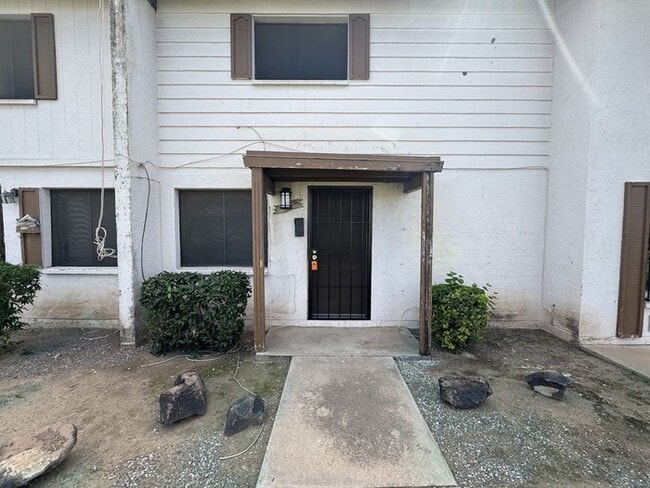 Building Photo - Holiday Gardens 2 Bedroom Townhome