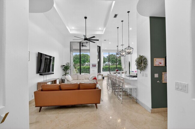 Building Photo - 10337 Trianon Pl