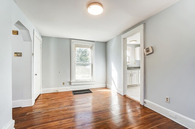 Building Photo - Two Bed, One Bath in Dayton!