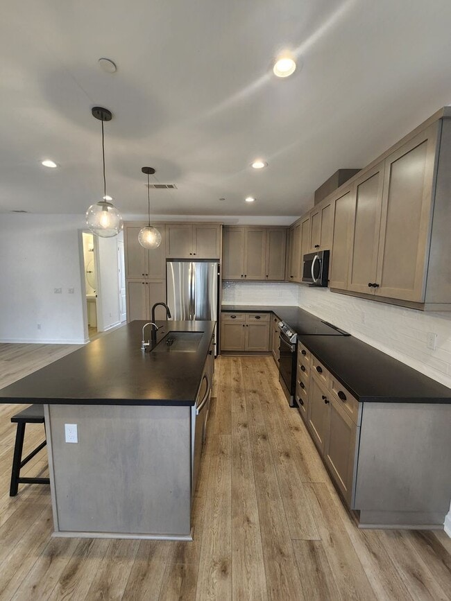 Building Photo - 3 bedroom 2.5 bath townhouse
