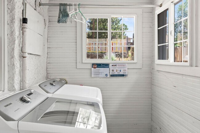 Building Photo - Charming partially furnished 1 bedroom Duplex Apartment