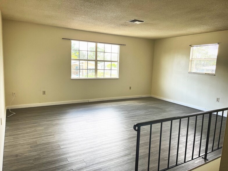 LIVING ROOM - 335 Walnut St