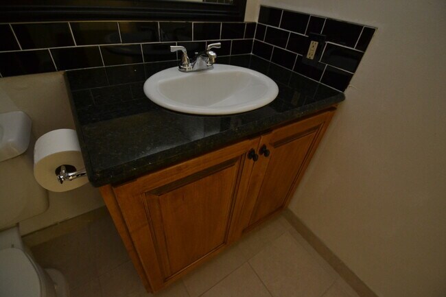 Building Photo - Lovely 1/1 Corner Unit in GATED ~ LAKEFRONT community in Altamonte Springs!