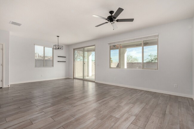 Building Photo - Move-In Ready Home with Verrado Amenities!