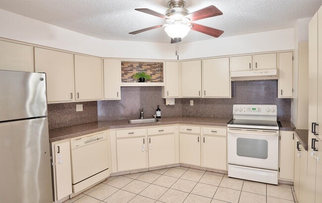 Building Photo - 720 Harmon Cove Tower