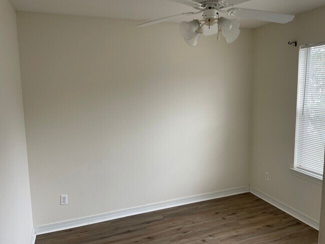 Building Photo - 808 Crystal Wells Ct S