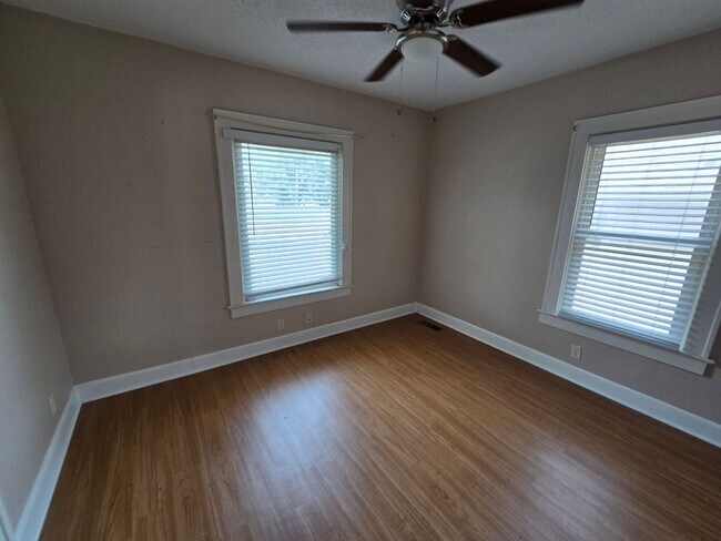 Building Photo - large three bedroom house with extra livin...